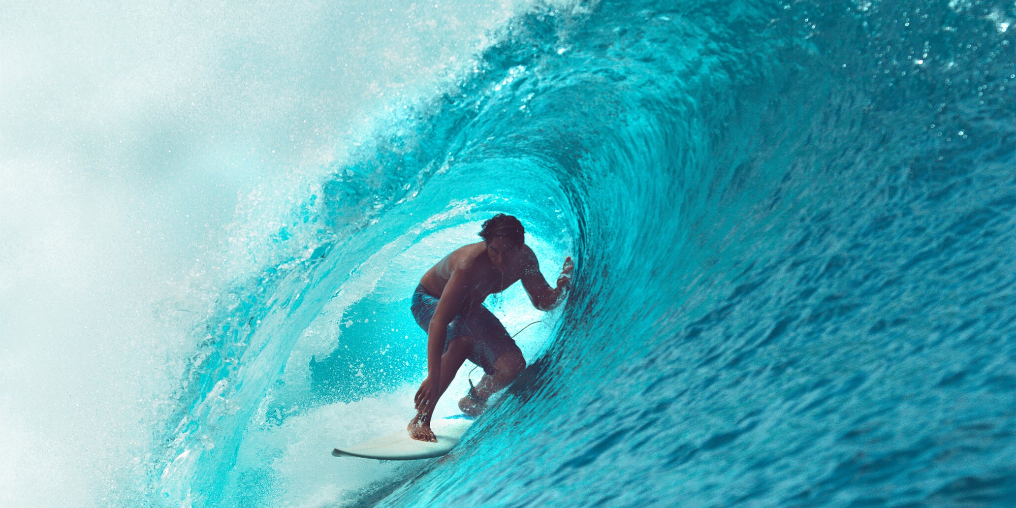 L'archipel est notamment réputé pour la vague de Teahupoo, considérée comme la plus belle mais aussi la plus dangereuse du monde.