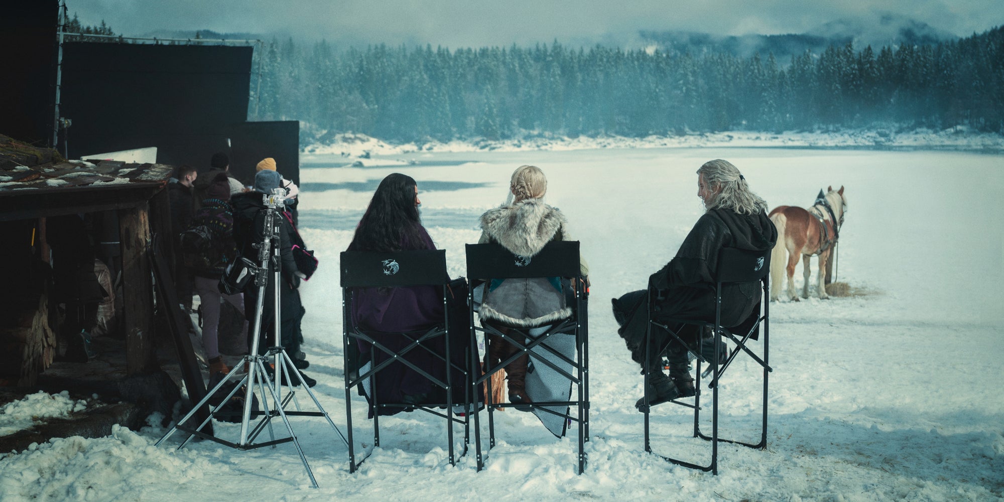Anya Chalotra (Yennefer), Freya Allan (Ciri) et Henry Cavill (Geralt de Riv) sur le tournage de la saison 3 de "The Witcher".