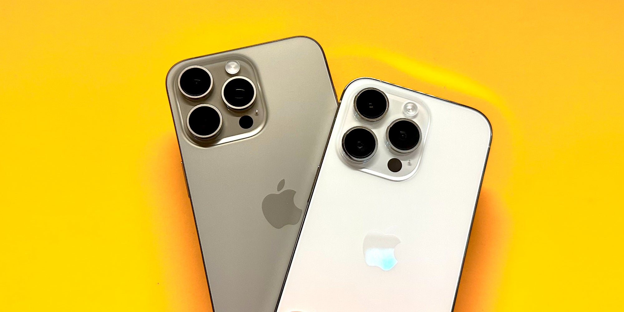 L'iPhone 15 Pro Max (à gauche) dans sa version Titane naturel, et l'iPhone 14 Pro (à droite) dans son coloris Argent.