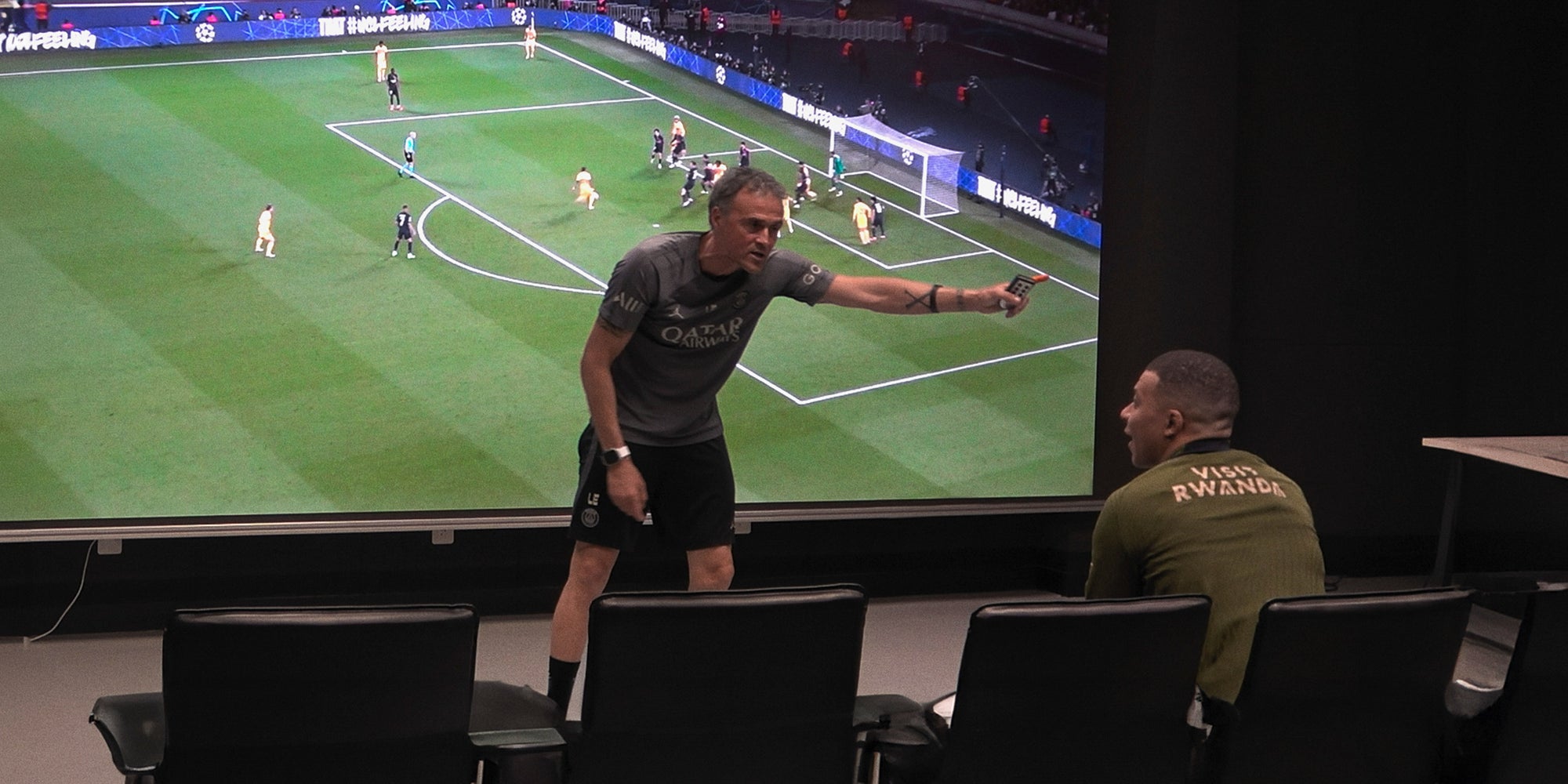 Luis Enrique s'adressant à Kylian Mbappé, à voir sur Canal+ dans le docu ''Vous ne pouvez pas comprendre''.