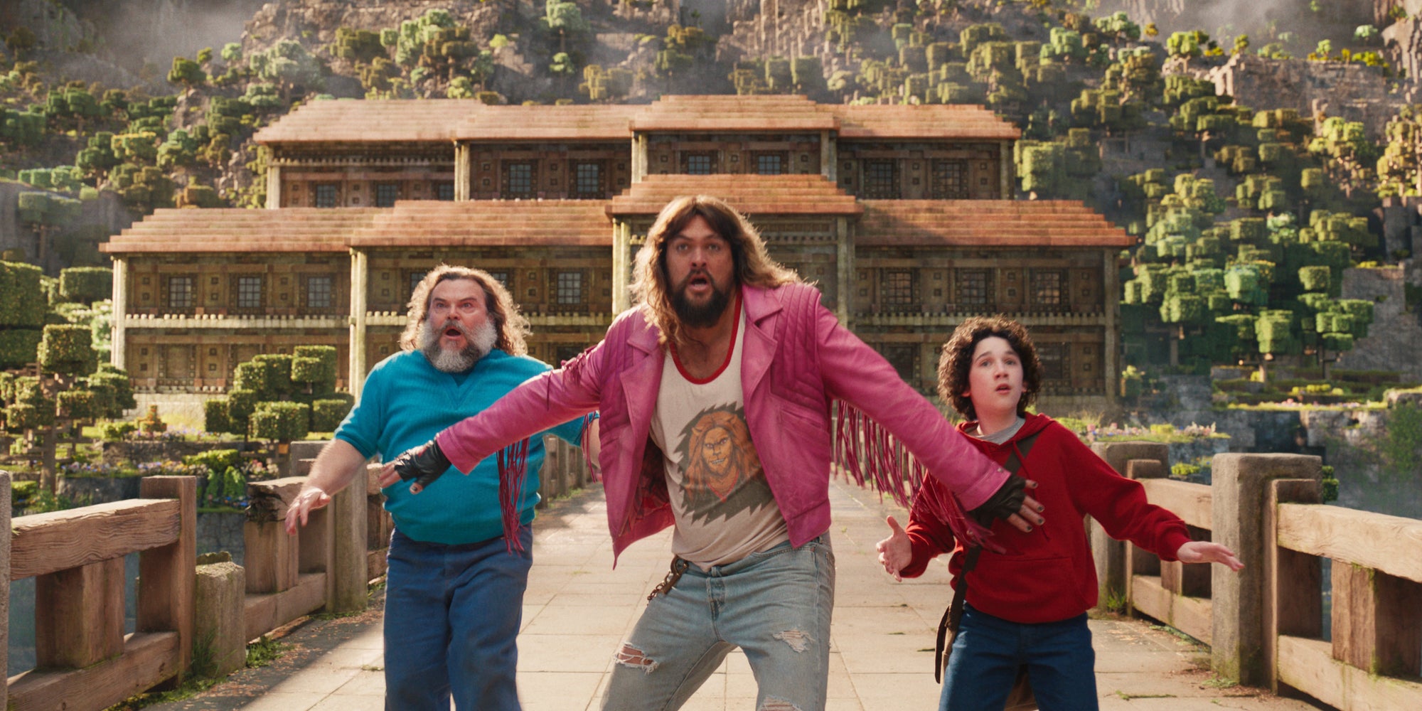 Jack Black (Steve), Jason Momoa (Garrett) et Sebastian Hansen (Henry) dans le film "Minecraft" qui arrive en juillet en VOD chez SFR. 