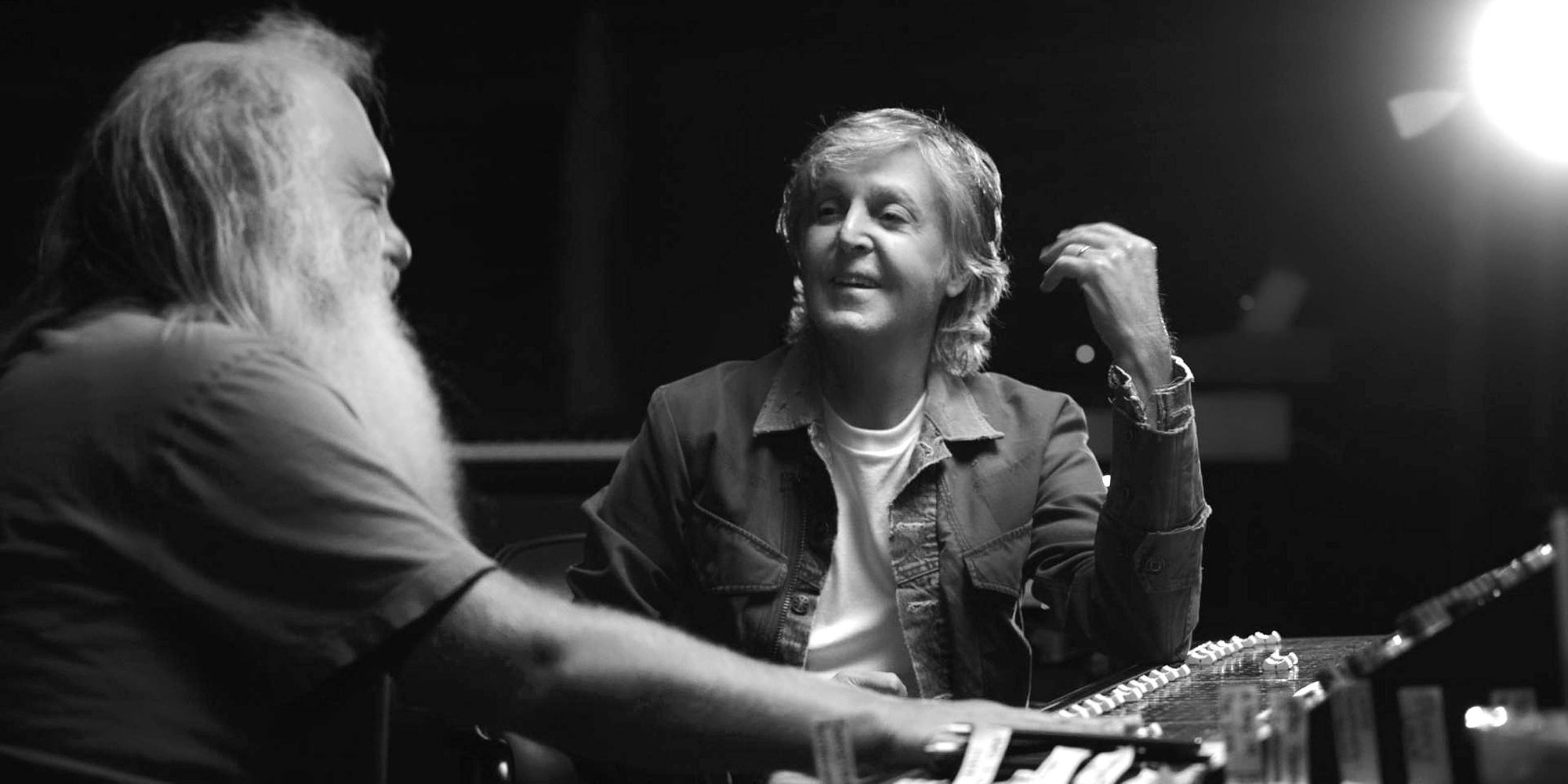 Paul McCartney, en discussion avec Rick Rubin pour la série documentaire "McCartney 3, 2, 1".