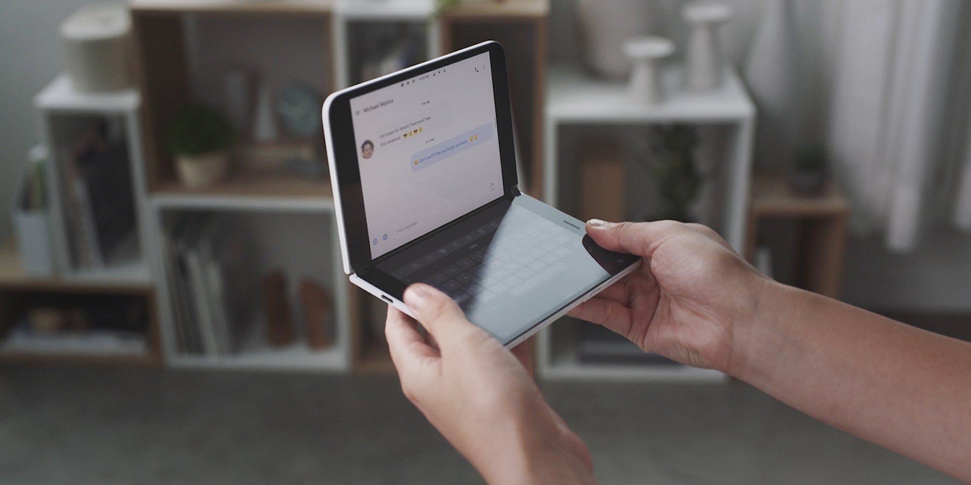 Microsoft a révélé son smartphone Surface Duo pendant sa conférence à New York, le 2 octobre 2019.