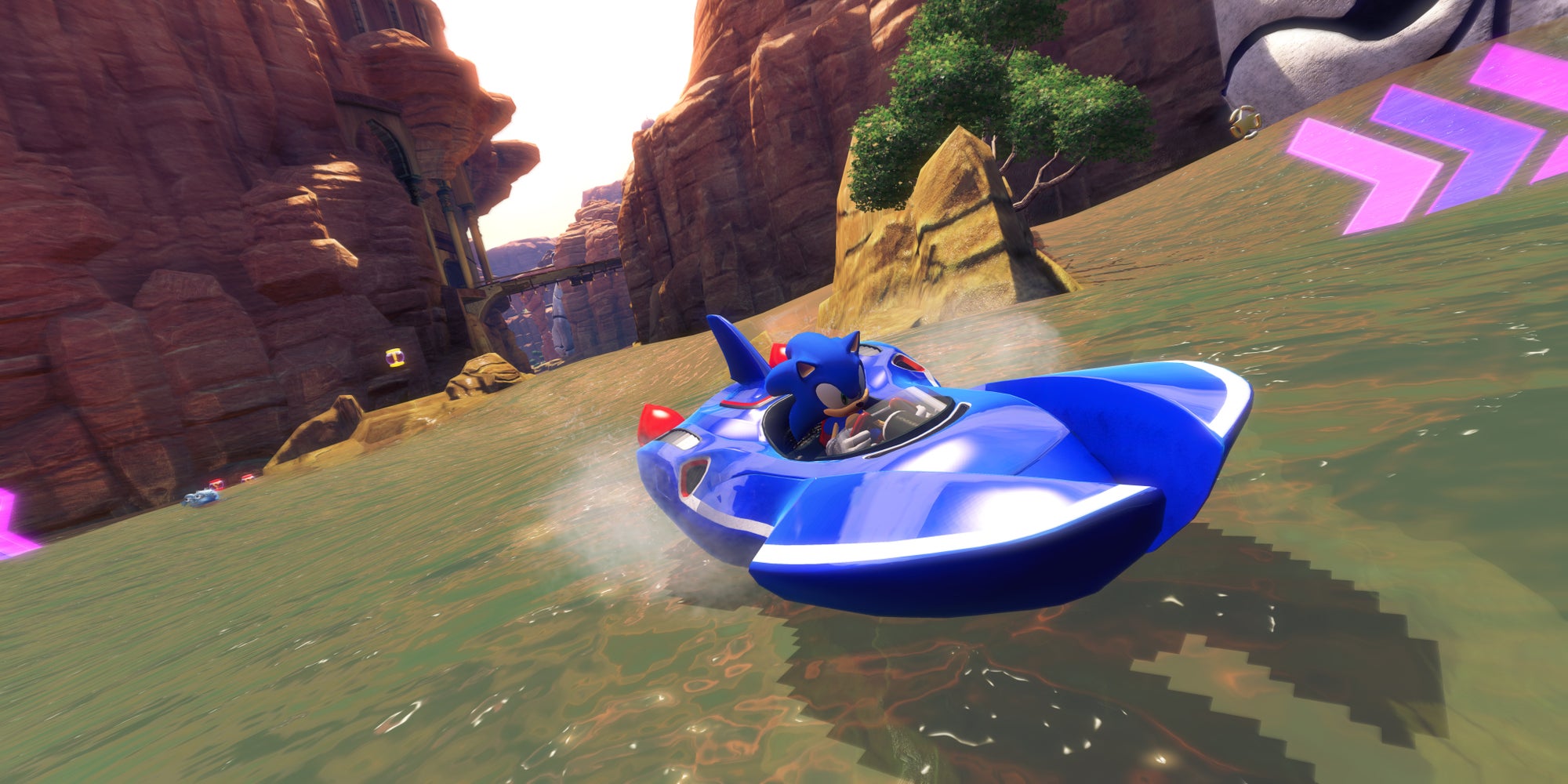 Sonic a bord de son bolide, transformé pour l’occasion en bateau pour voguer à toute vitesse sur les eaux d’un circuit.