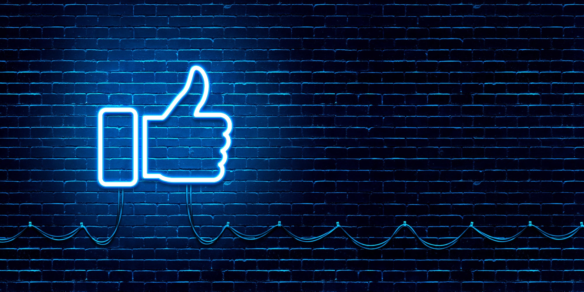 Rassurez-vous, le fameux pouce levé de Facebook n'est pas près de disparaître...