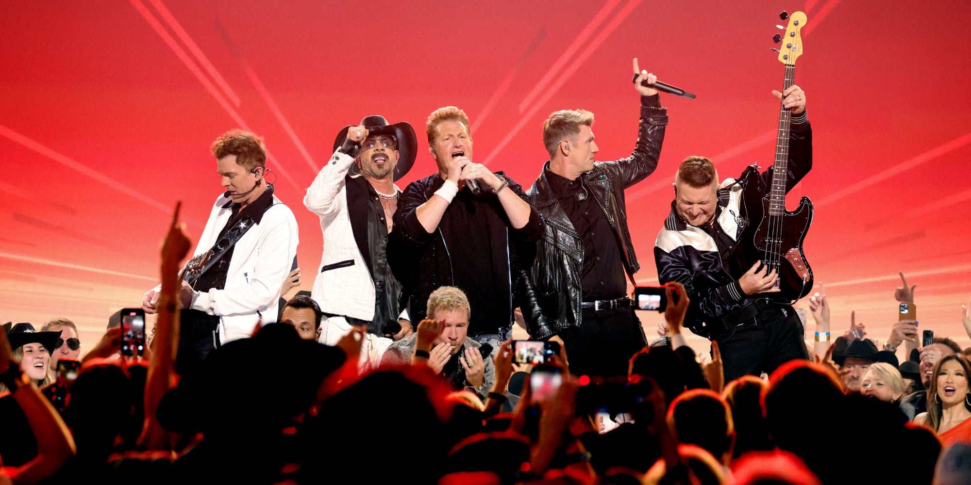 JoeDon Rooney, Howie Dorough, AJ McLean, Brian Littrell, Gary LeVox, Nick Carter et Jay DeMarcus lors de leur performace à l'occasion de la 60e cérémonie des Academy of Country Music Awards au Ford Center, le 8 mai 2025 à Frisco, au Texas.