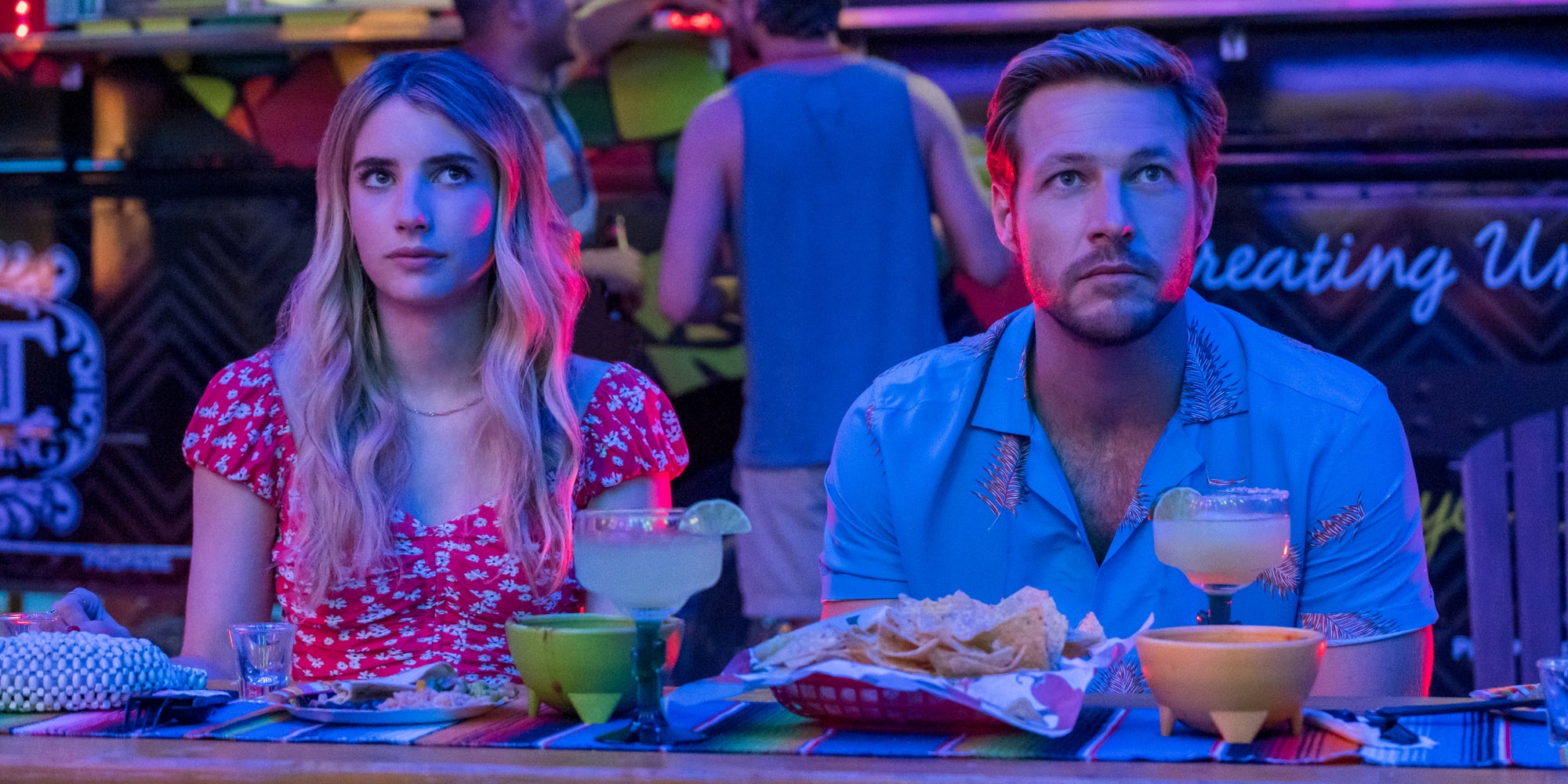 Sloane (Emma Roberts) et Jackson (Luke Bracey) jouent les faux amants dans "Holidate". 