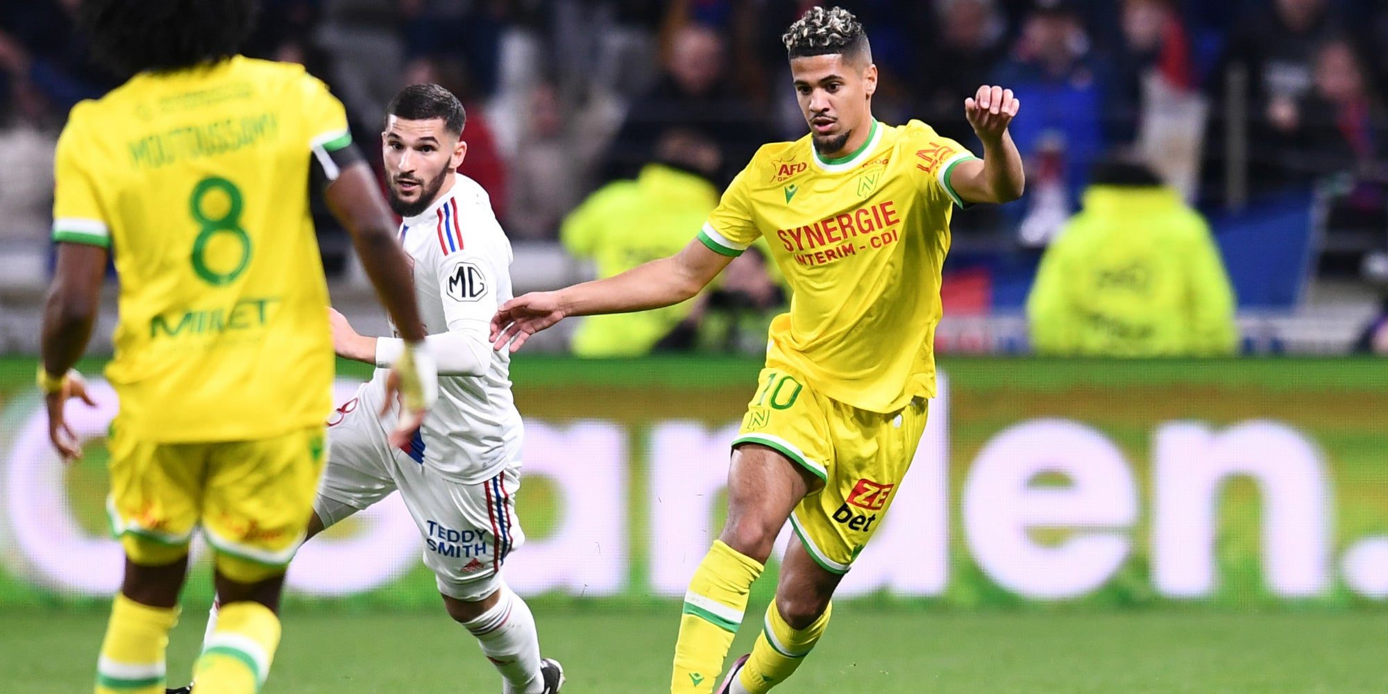 Houssem Aouar (Olympique Lyonnais) et Ludovic Blas (FC Nantes) lors de OL - FC Nantes au Groupama Stadium (Lyon), le 17 mars 2023