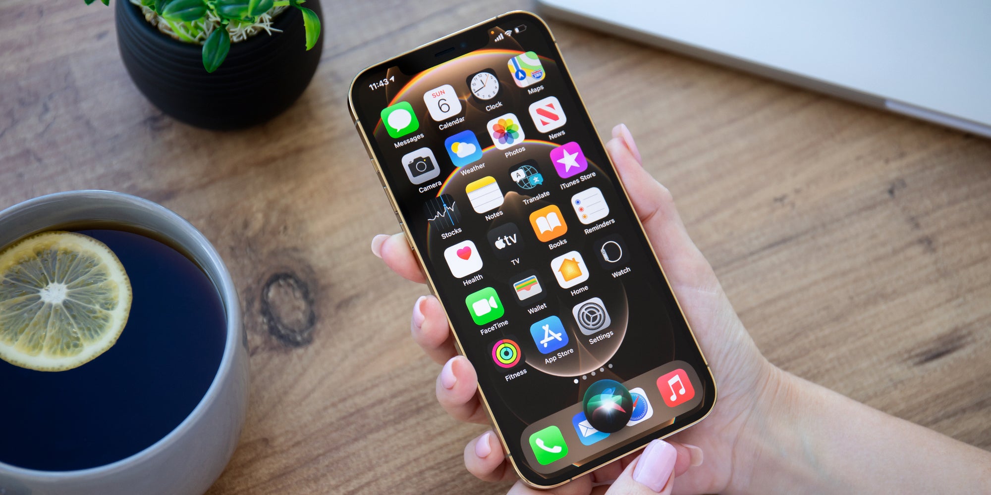 On vous invite à (re)découvrir quelques apps bien utiles, disponibles sur l'iPhone 12 Pro Max... comme sur les versions antérieures du fameux smartphone d'Apple !