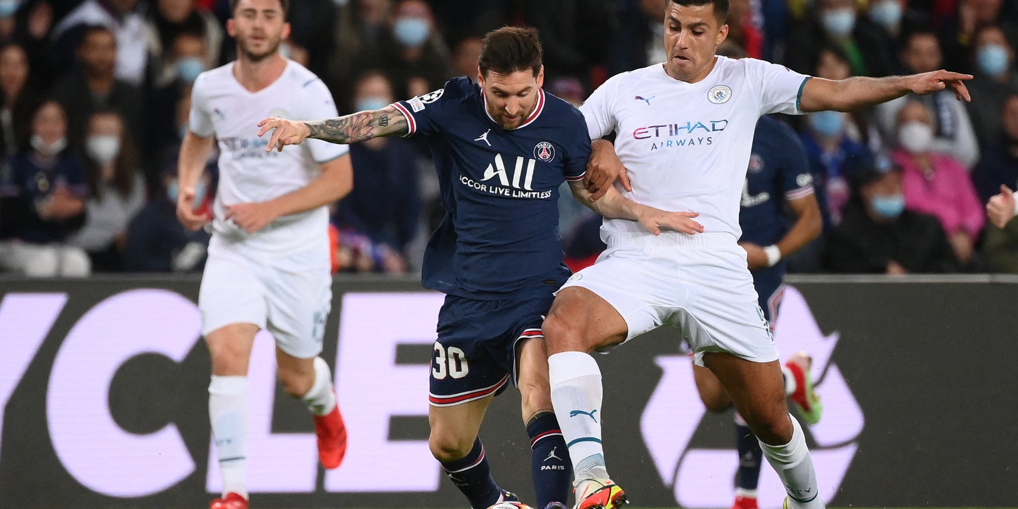 Messi et Cancelo à la lutte lors de PSG-Manchester City en Ligue des Champions, le 28 septembre 2021 au Parc des Princes, Paris