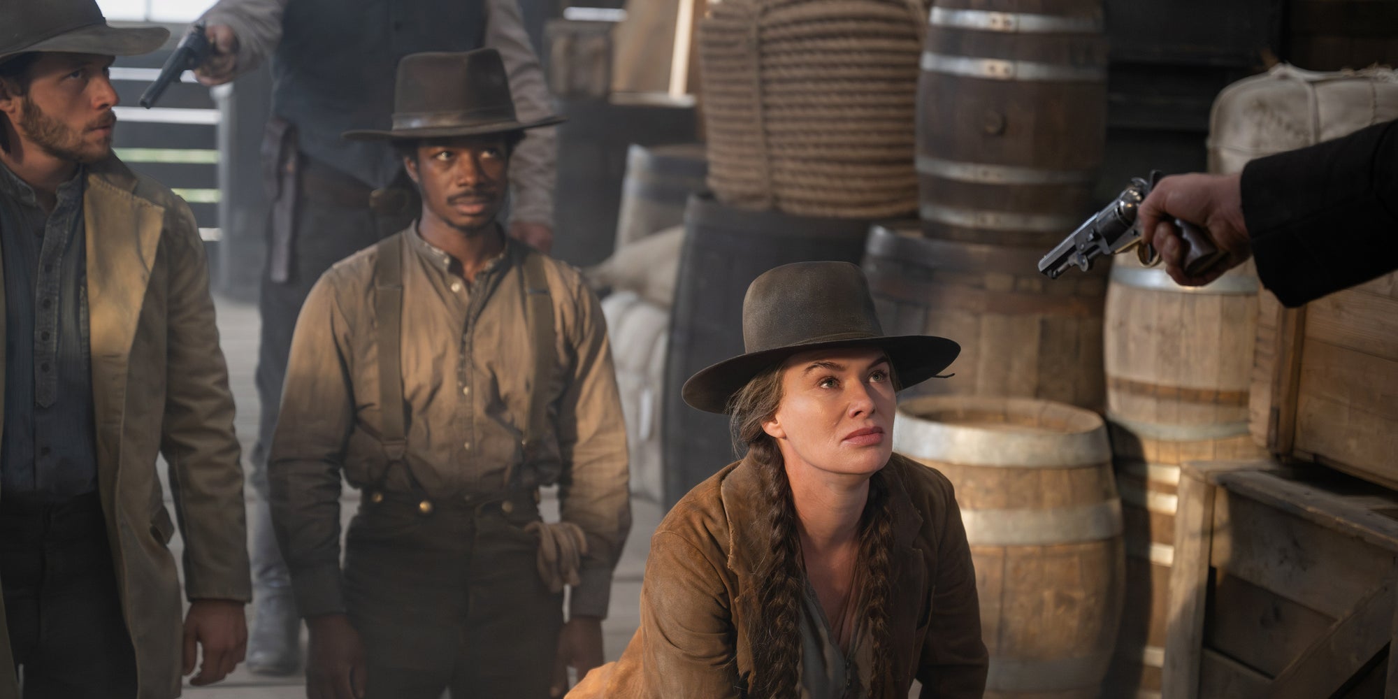 Nick Robinson, Lamar Johnson et Lena Headey dans ''The Abandons''.