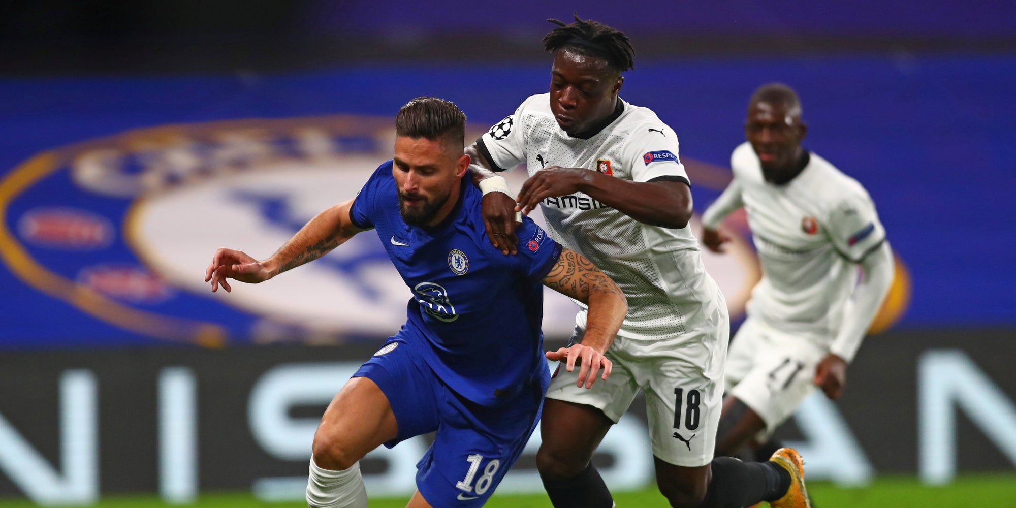 Giroud et Doku à la lutte lors de Chelsea-Rennes, le 4 novembre 2020 à Londres