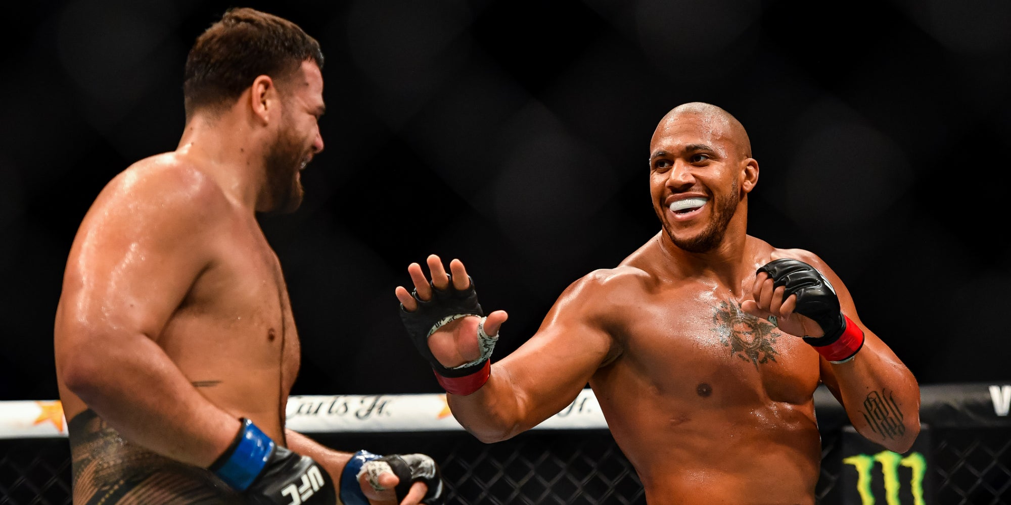 Ciryl Gane (à doite) contre Tai Tuivasa lors de l'UFC Paris, le 3 septembre 2022 à l'Accor Arena (Bercy)