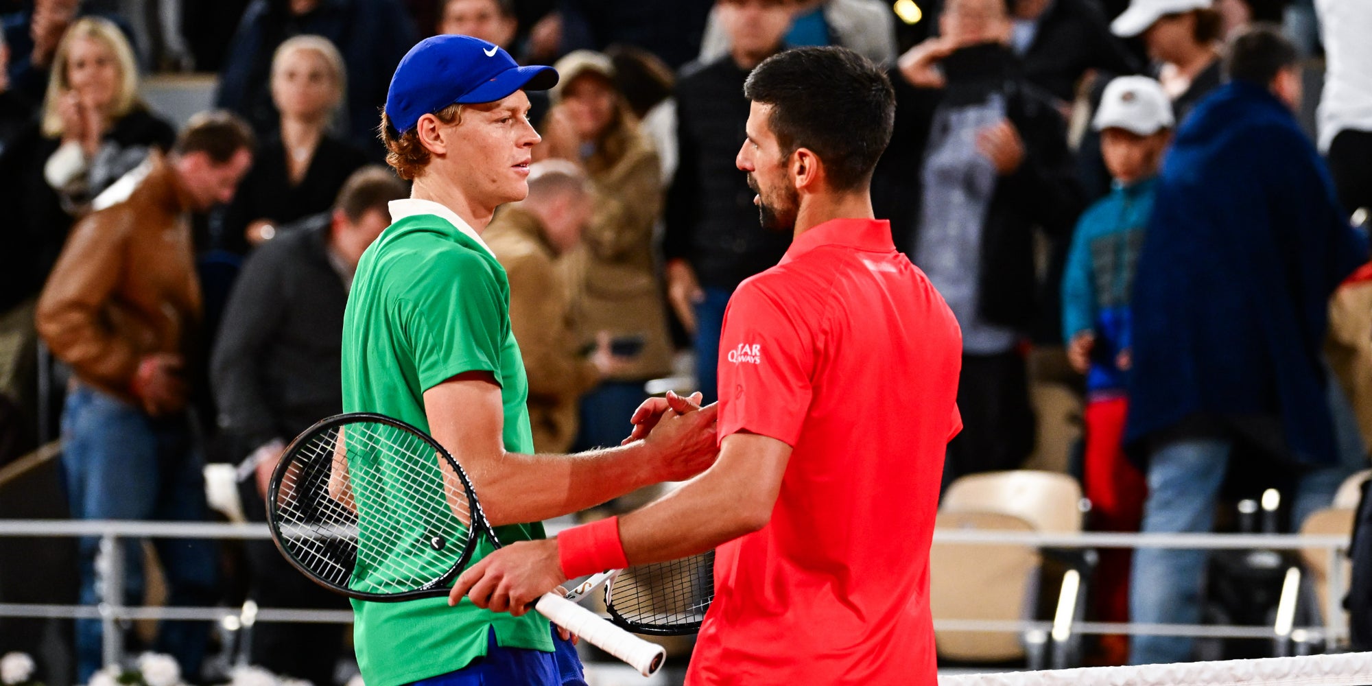 Un mois après leur demi-finale à Roland-Garros, le 6 juin 2025 (en photo), Jannik Sinner et Novak Djokovic se retrouvent en demi-finale de Wimbledon.