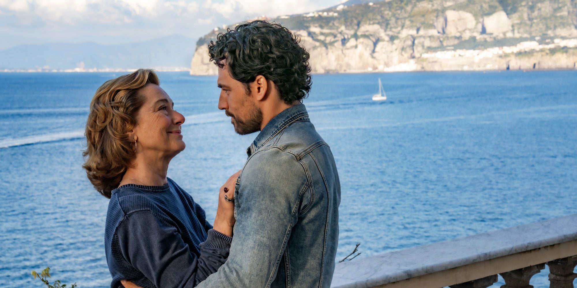 SFR Actus revient sur le dénouement de l'histoire d'amour entre Gabriella (Monica Guerritore) et Elia (Giacomo Gianniotti) dans la mini-série "L'amour trompé" sur Netflix. 