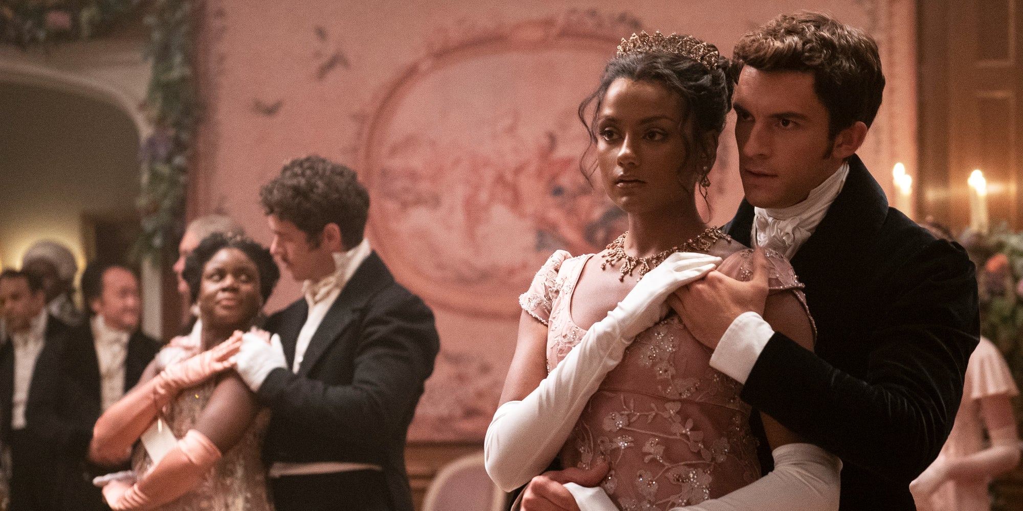 Kate Sharma et Anthony Bridgerton dans la saison 2 de La Chronique des Bridgerton sur Netflix