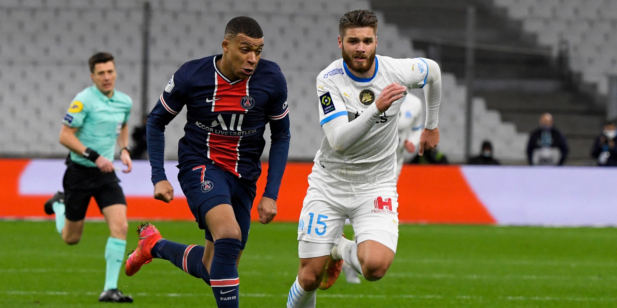 Kylian Mbappé face à Duje Caleta-Car lors du match de Ligue 1 OM-PSG joué au Vélodrome, le 7 février 2021.