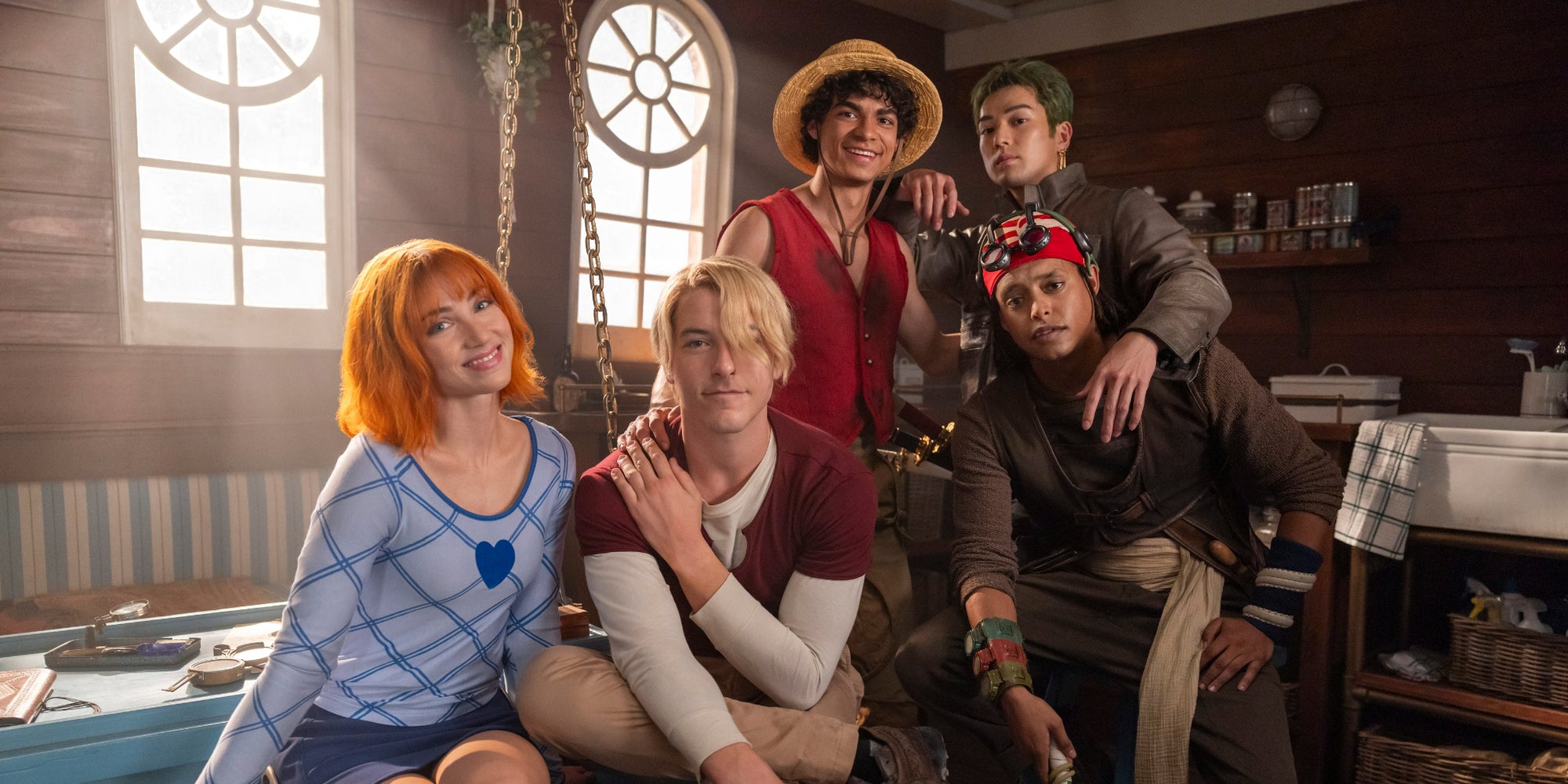 Emily Rudd (Nami), Taz Skylar (Sanji), Iñaki Godoy (Luffy), Mackenyu (Zoro), Jacob Romero (Usopp) sur le tournage de la saison 2 de ''One Piece''.