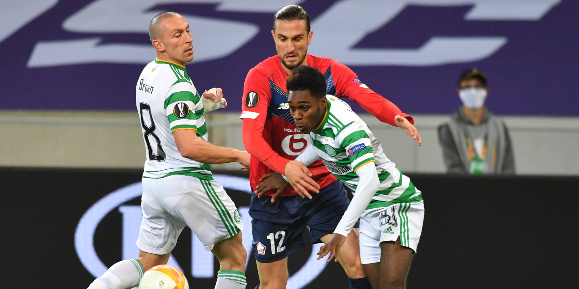 Yazici de Lille contre Frimpong et Brown du Celtic lors du match aller, le 29 octobre 2020 au stade Pierre Mauroy, Villeneuve d'Ascq