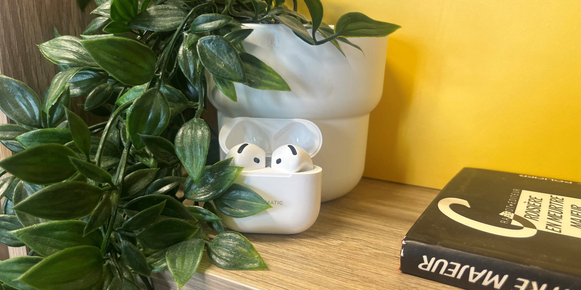 Dotés de la réduction active du bruit par défaut, ces AirPods 4 enchantent vos oreilles pour ne faire plus qu'un avec elles.