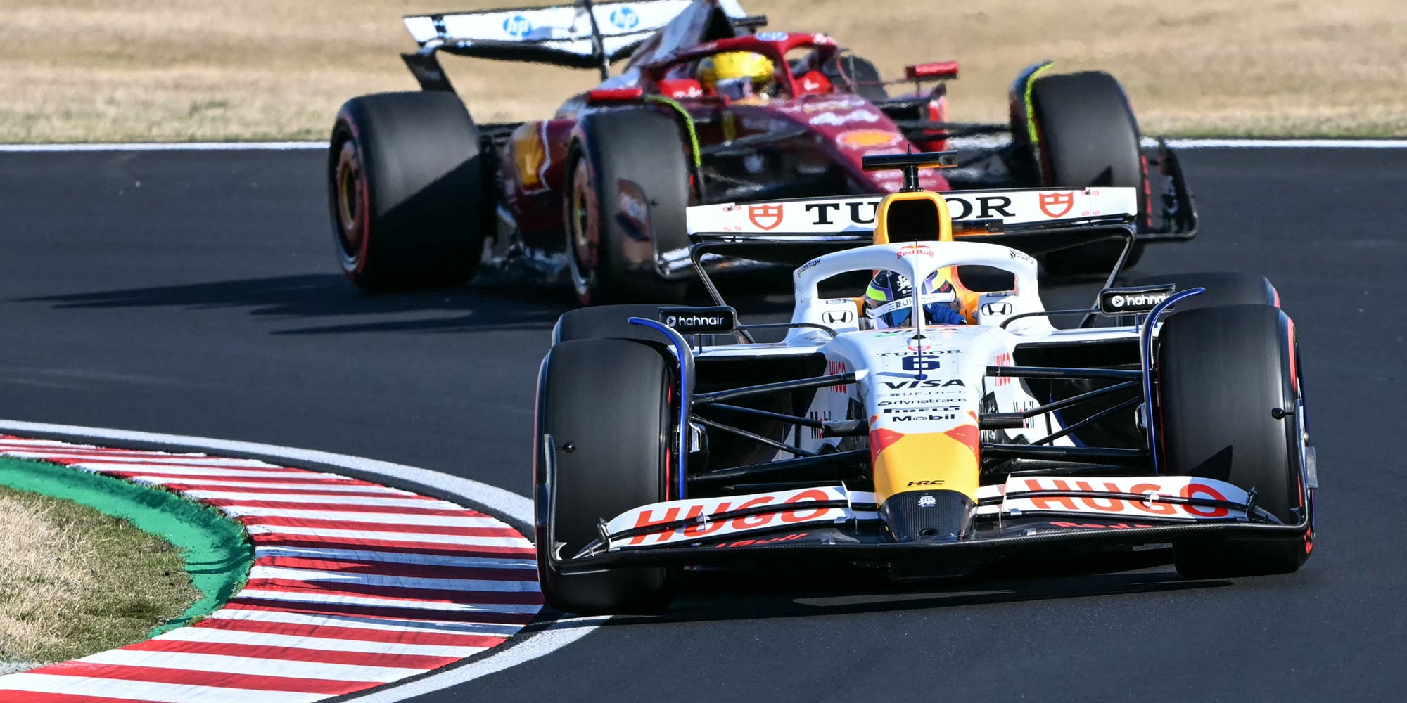Le pilote français de Racing Bulls, Isack Hadjar, devance le pilote britannique de Ferrari, Lewis Hamilton, lors de la deuxième séance d'essais du Grand Prix du Japon de Formule 1 sur le circuit de Suzuka, le 4 avril 2025.