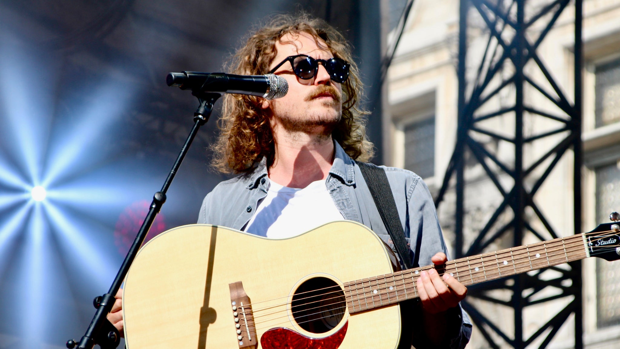 Lunettes de soleil obligatoires sur la scène du Fnac Live Paris pour Thomas de Pépite.