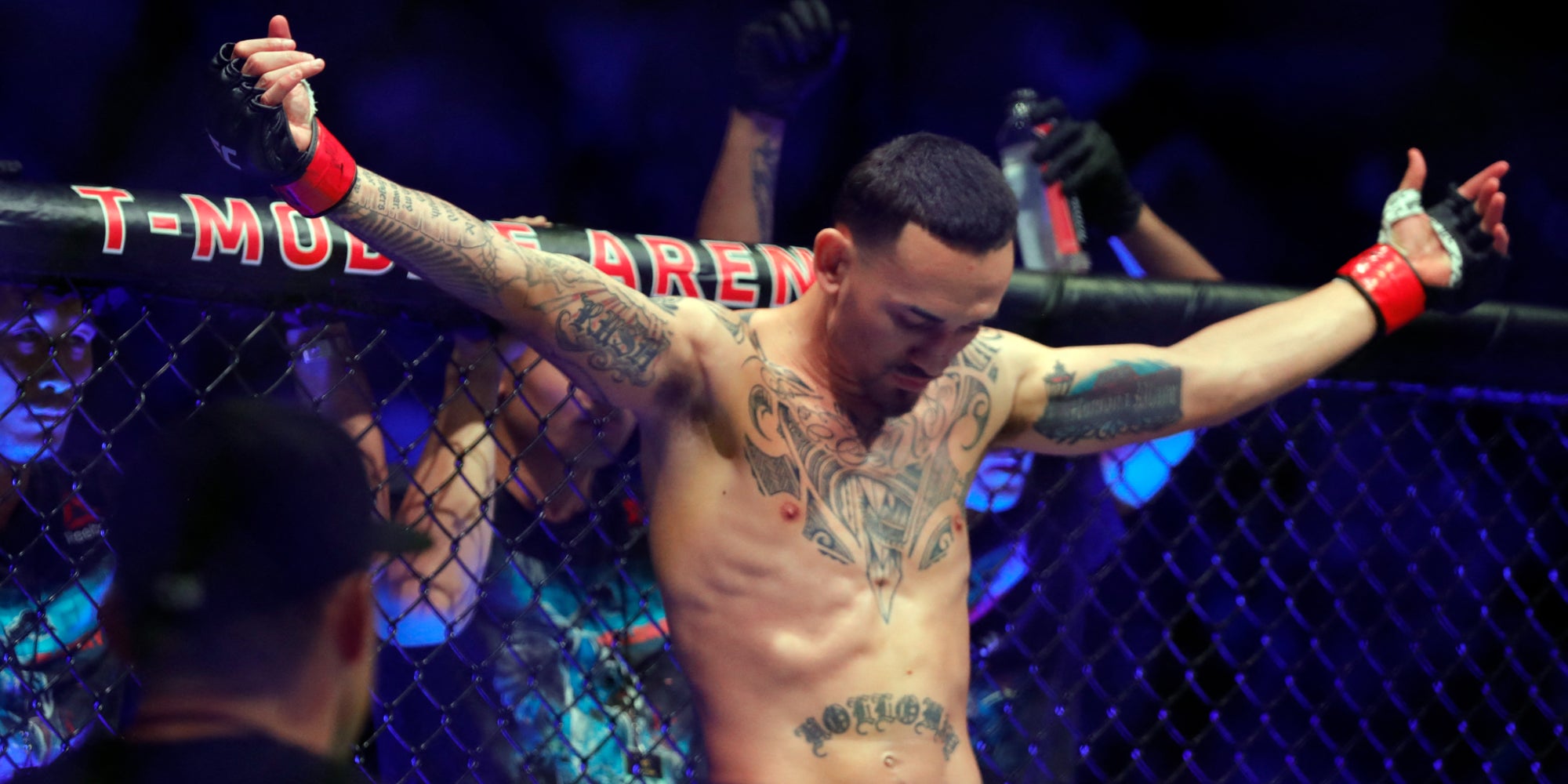 Max Holloway avant son combat contre Alexander Volkanovski lors de l'UFC 251, le 14 décembre 2019 à Las Vegas, États-Unis