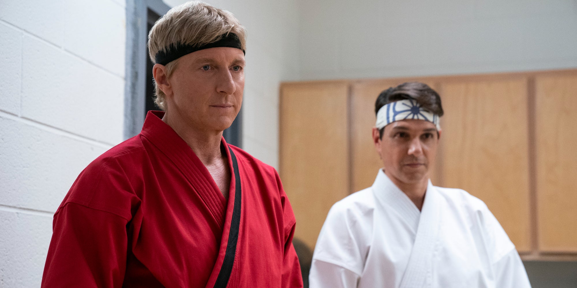 Johnny Lawrence (William Zabka) et Daniel LaRusso (Ralph Macchio) à l'attaque d'une saison 5 de Cobra Kai sur Netflix.