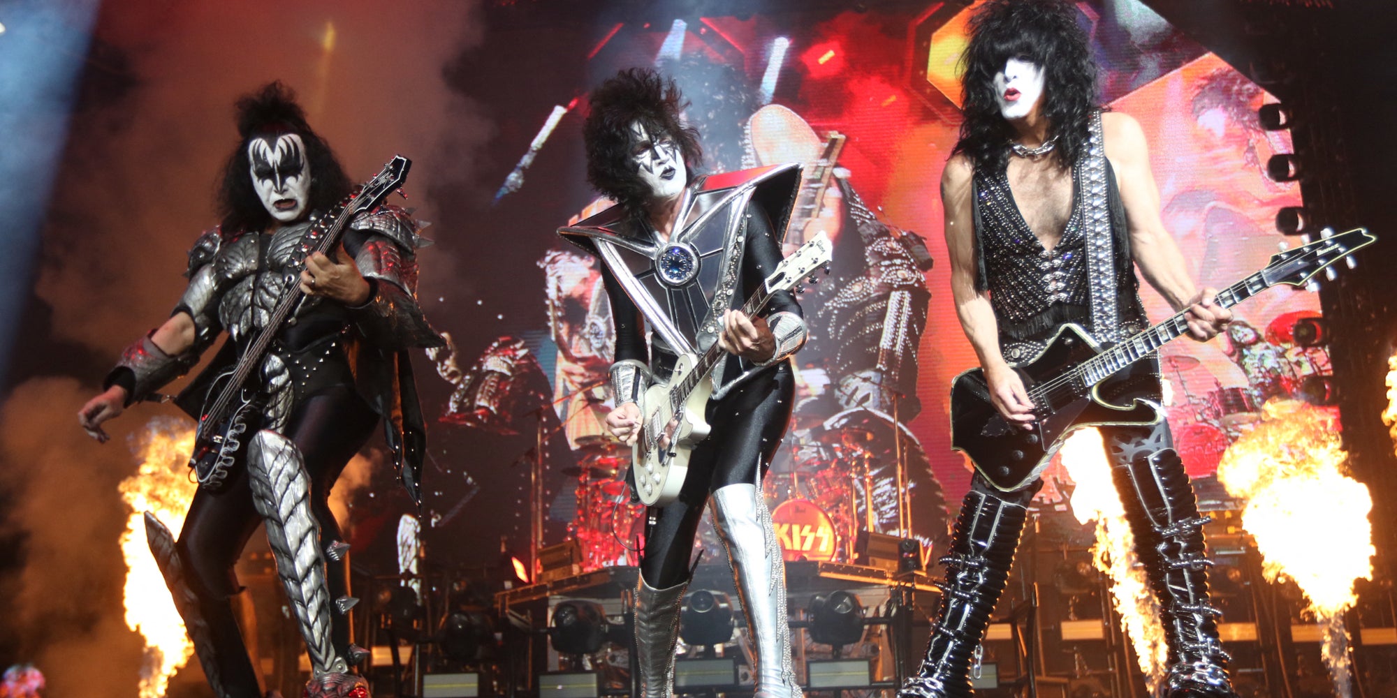Gene Simmons, Tommy Thayer et Paul Stanley sur scène lors d'un concert de KISS à Bogota, le 7 mai 2022.