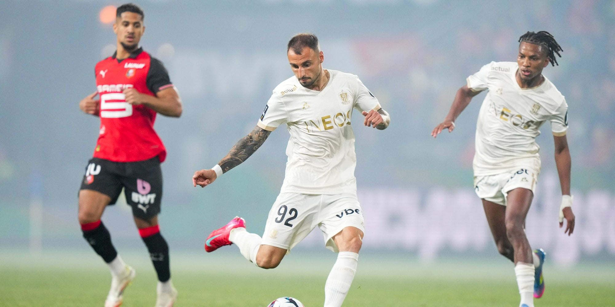 Ludovic Blas, Jonathan Claus et Hicham Boudaoui lors du match opposant Rennes à Nice, le 10 mai 2025 au Roazhon Park de Rennes.