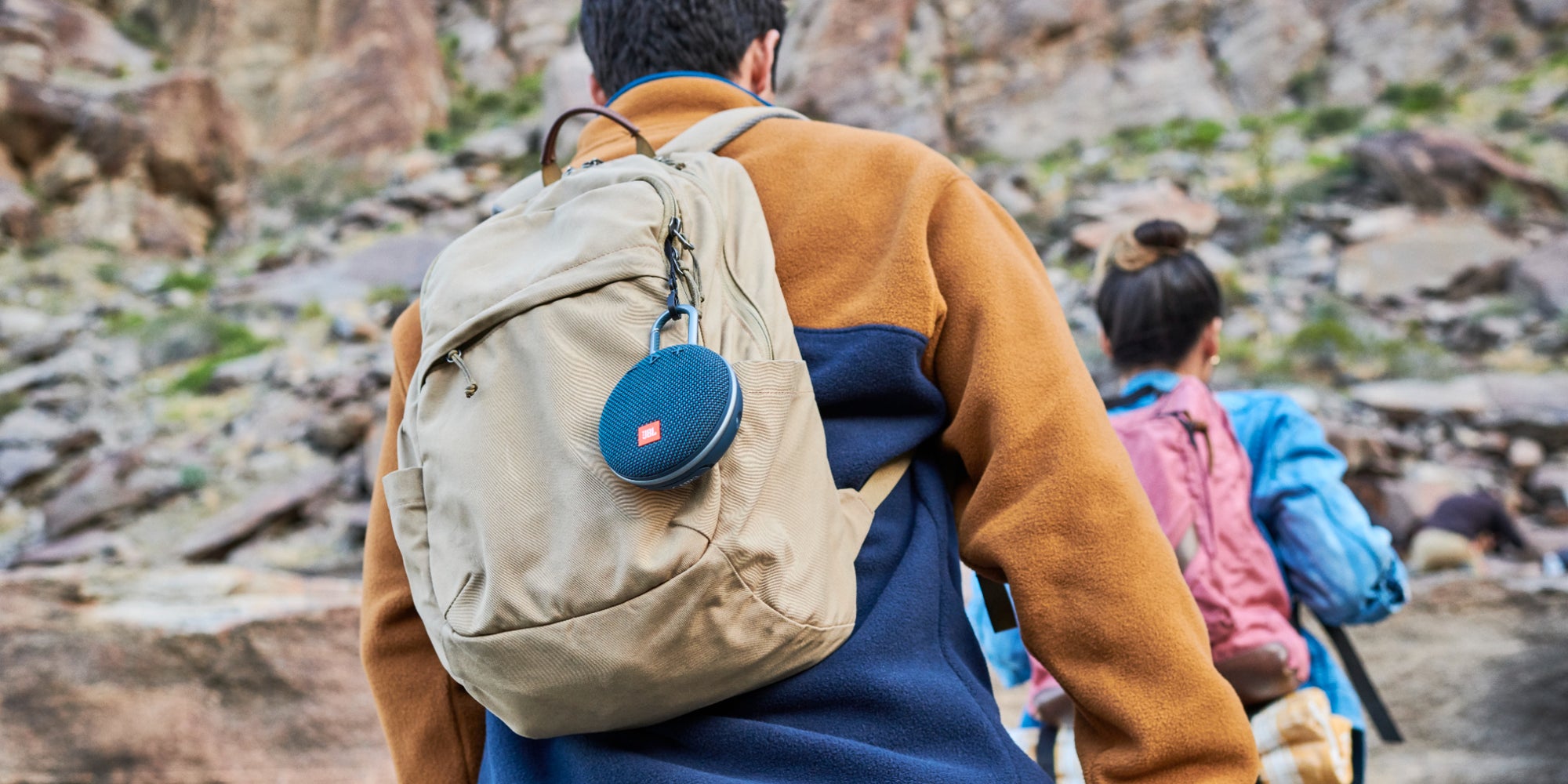 La JBL Clip 4 sera parfaite pour vos randonnées ou vos escapades en montagne !