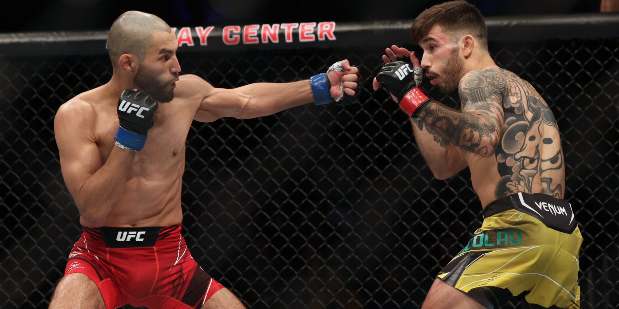 Matheus Nicolau (gants rouges) lors de son combat contre Matt Schnell, le 3 décembre 2022 au Kia Center d'Orlando. 