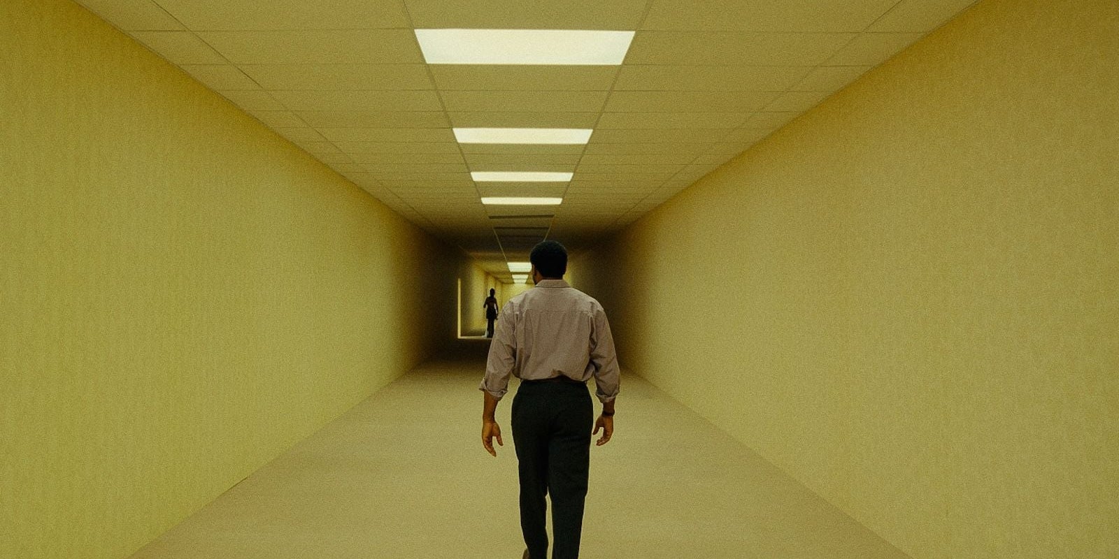 Que doit-on comprendre du film "Backrooms" ?