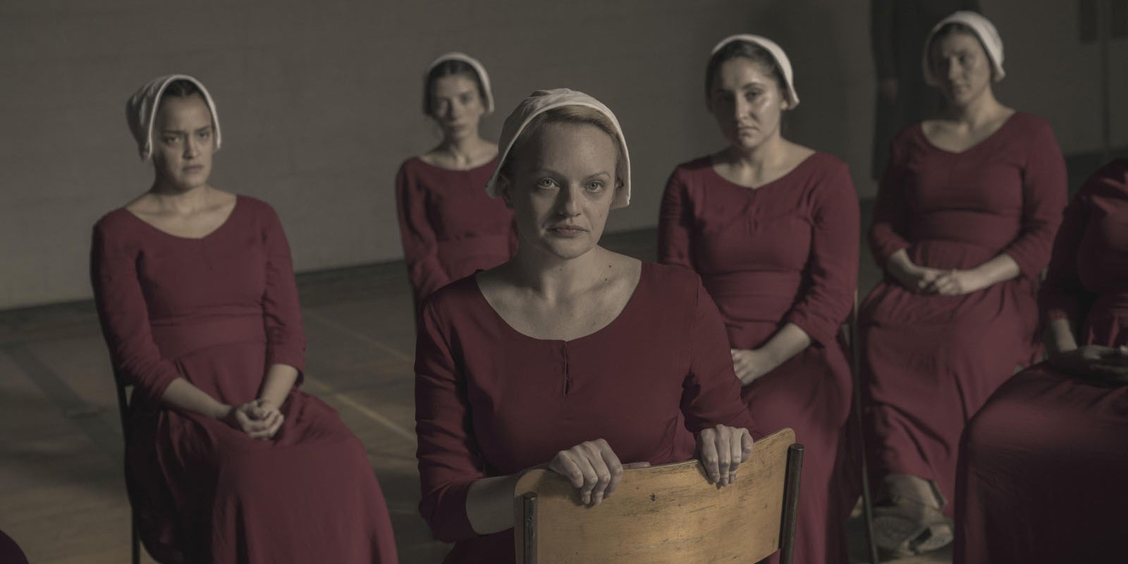 Elisabeth Moss dans la saison 3 de La Servante Ecarlate. 