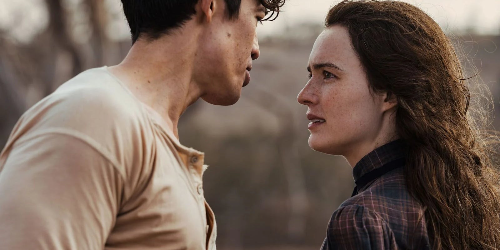 Harry (Christopher Chung) et Sybylla (Philippa Northeast), personnages principaux de la mini-série "Ma brillante carrière" sur Netflix.