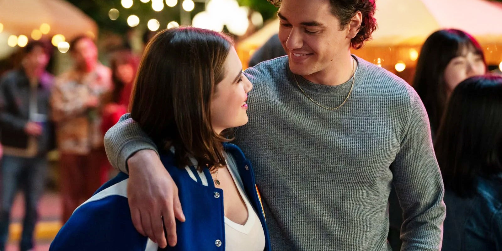 Hannah (Ella Bright) et Garrett (Belmont Cameli), les protagonistes principaux de la saison 1 de "Off Campus" à voir sur Prime Video.