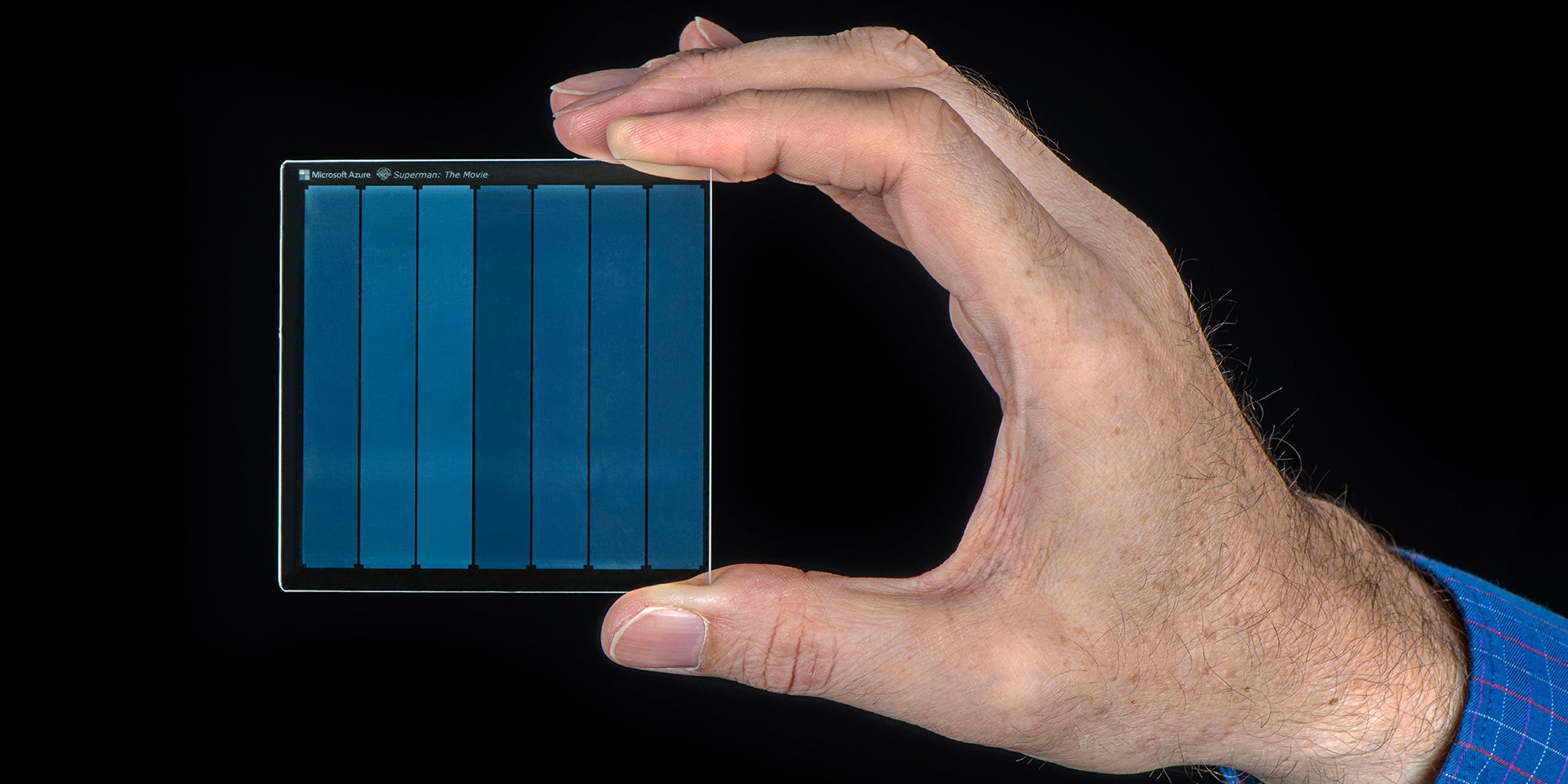 Le laboratoire de recherche de Microsoft a réussi à graver le film "Superman" (1978) sur ce tout petit carré de verre...