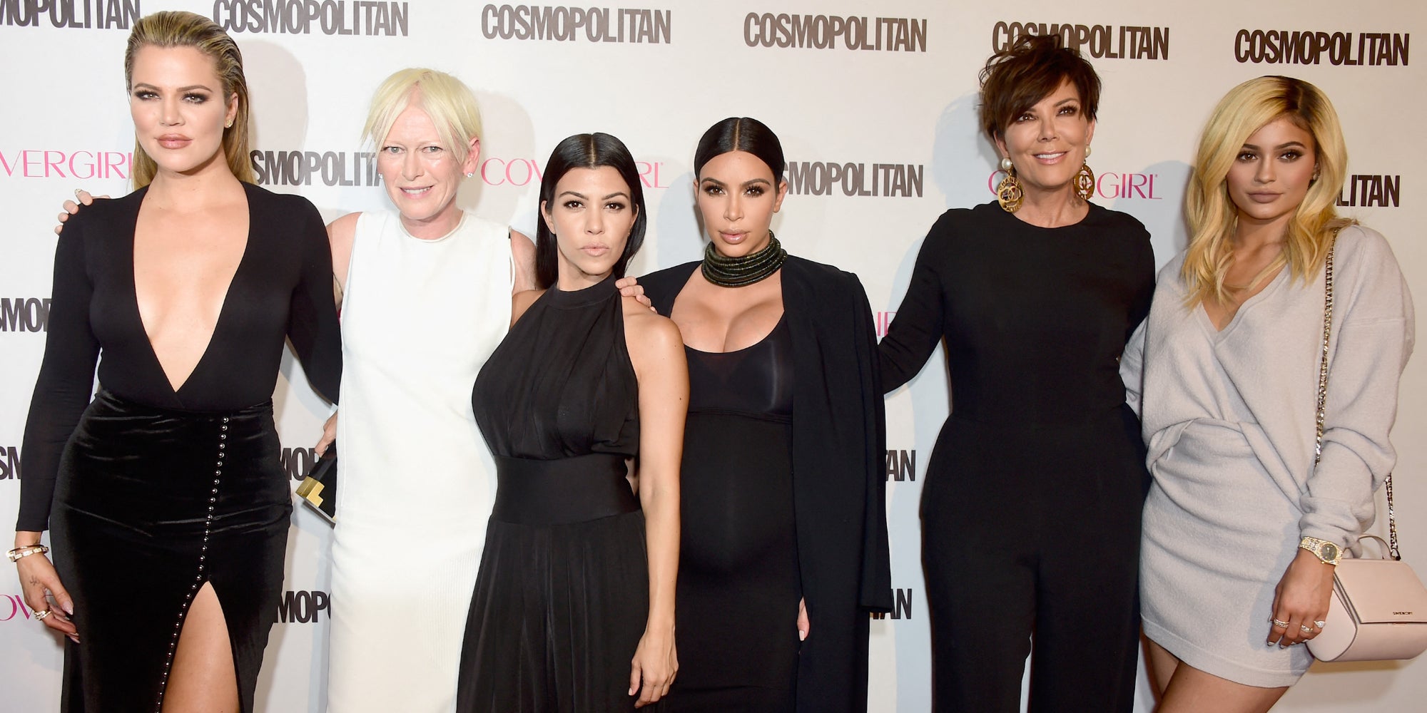 La famille Kardashian-Jenner avec la rédactrice en chef de Cosmopolitan Joanna Coles (2e à gauche), le 12 octobre 2015 à Los Angeles, États-Unis