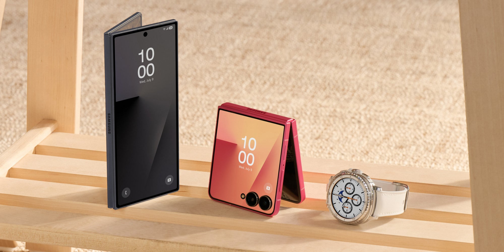 Le Samsung Galaxy Z Fold7 (à gauche) et la Galaxy Watch8 Classic (à droite), ici accompagnés du Galaxy Z Flip7 (au centre).