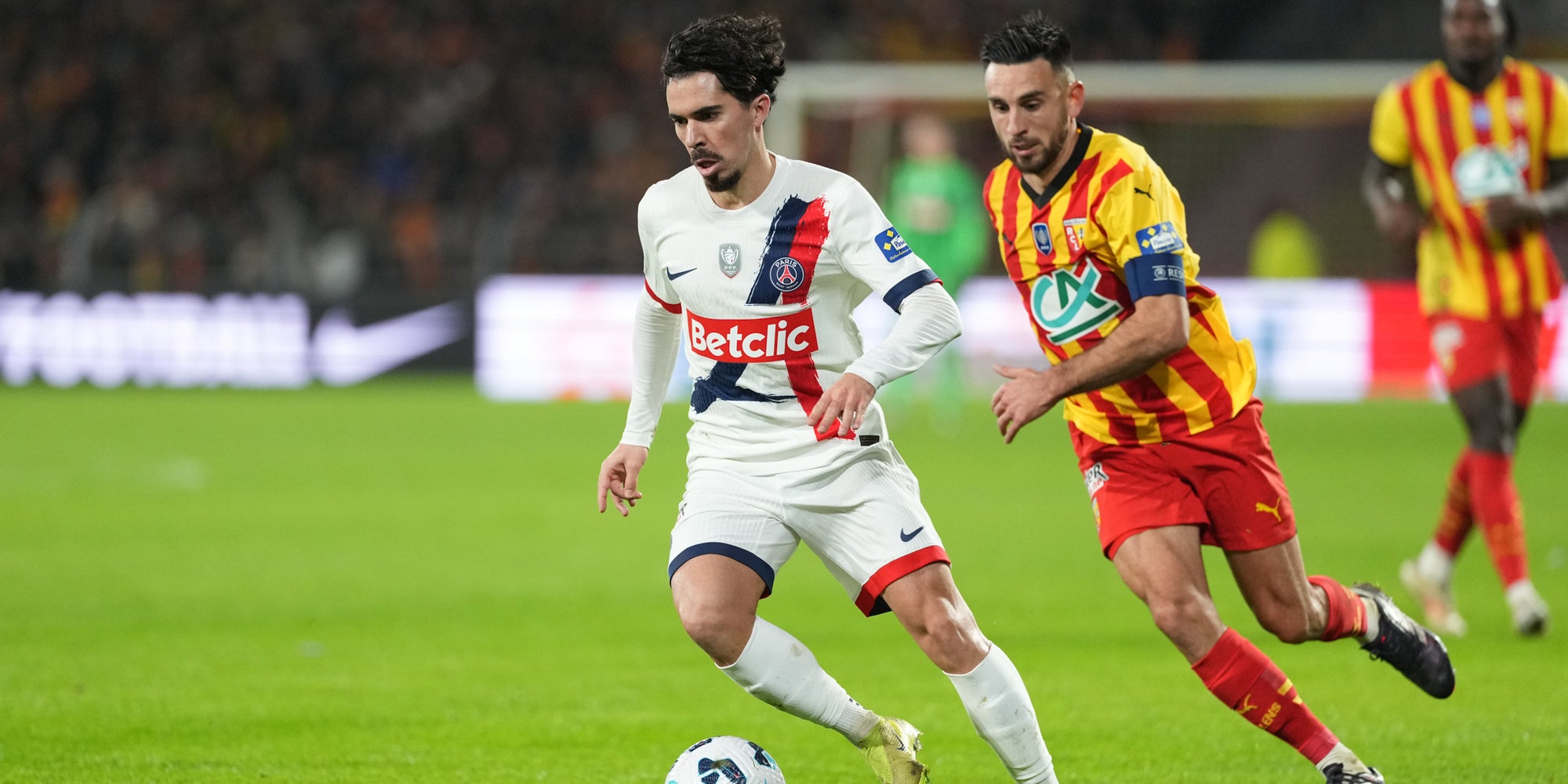 Vitinha (PSG) et Adrien Thomasson (RC Lens) lors du match de Coupe de France opposant le RC Lens au PSG au Stade Bollaert-Delelis le 22 décembre 2024.
