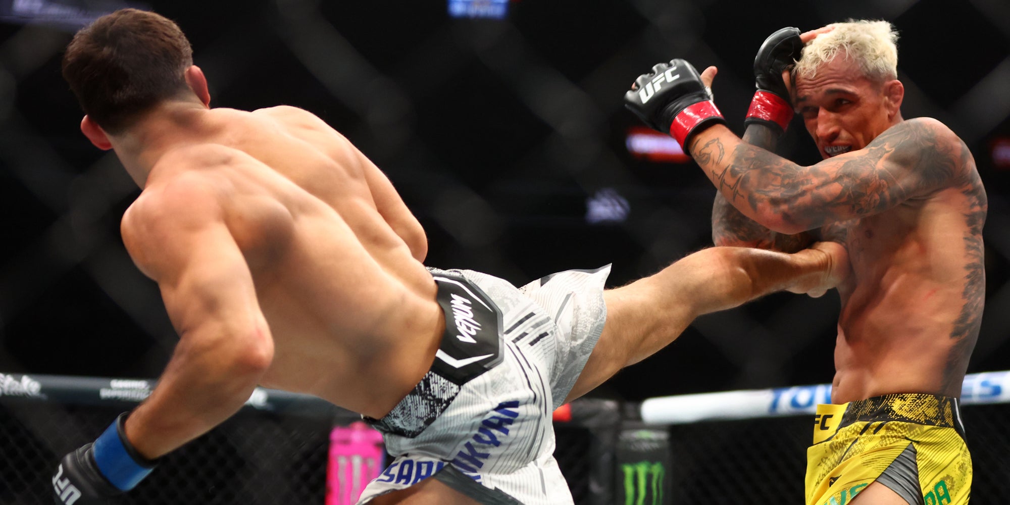Charles Oliveira (gants rouges) et Arman Tsarukyan (gants bleus) lors de l'UFC 300 à la T-Mobile Arena, à Las Vegas, le 13 avril 2024.
