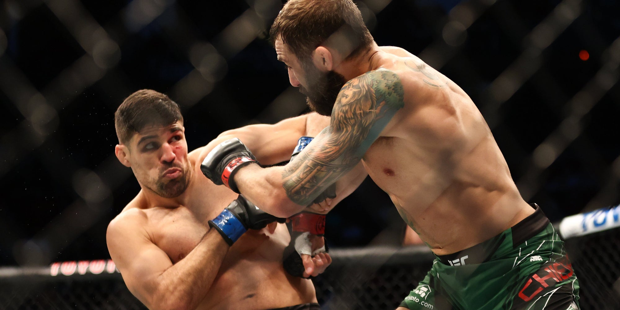 Vicente Luque (gants bleus) lors de son combat face à Michael Chiesa à l'UFC 265, le 7 août 2021 au Toyota Center de Houston (Texas).