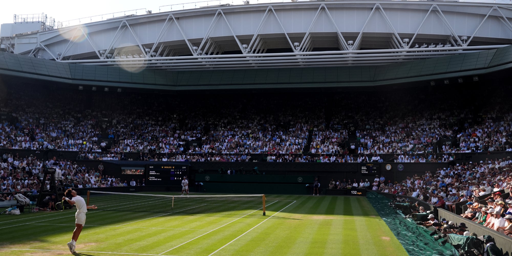 Vue du court central lors de la finale de Wimbledon 2025, opposant Carlos Alcaraz à Jannik Sinner à l'All England Lawn Tennis and Croquet Club de Londres.