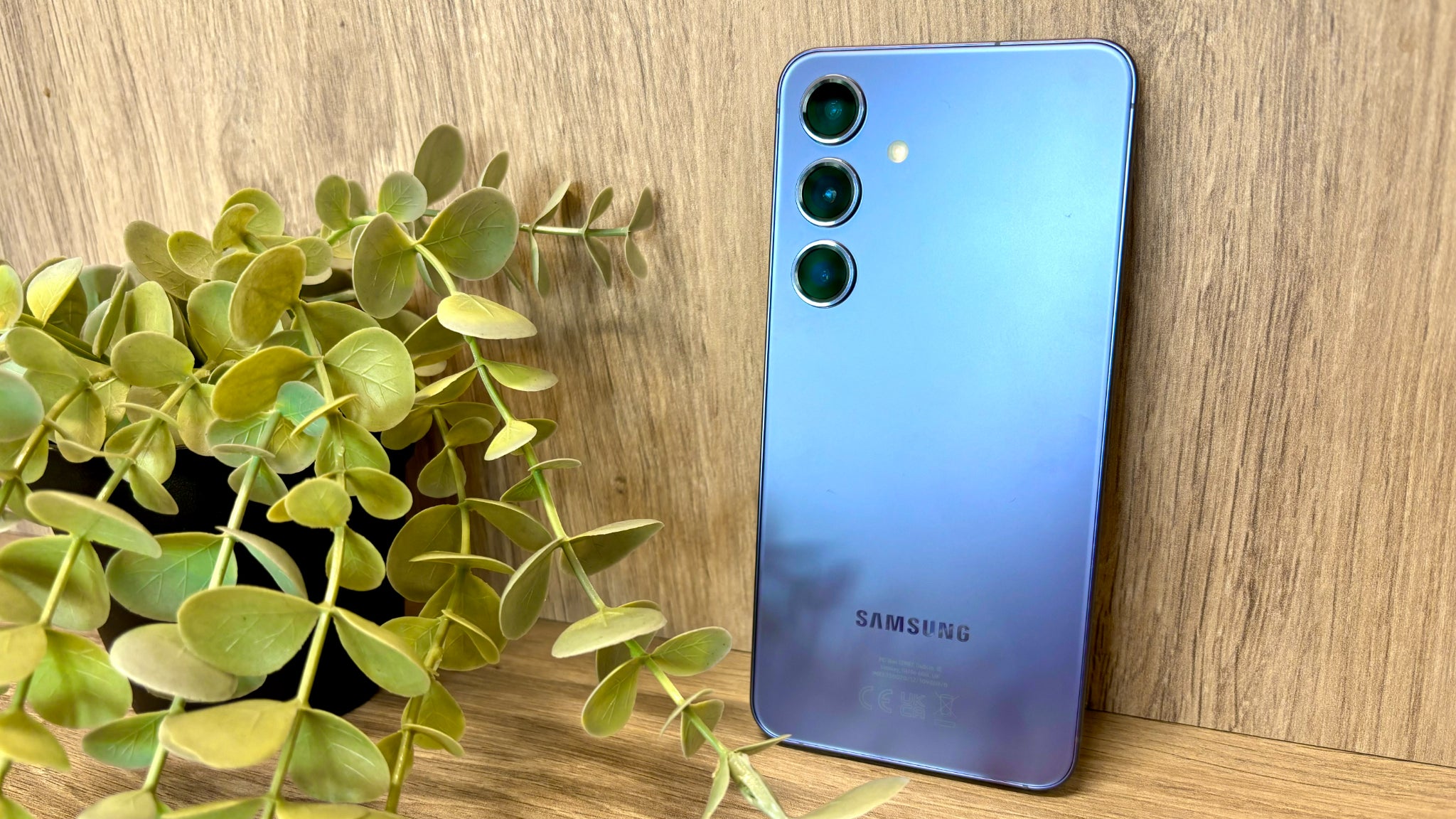 Le Samsung Galaxy S24, ici dans son coloris Indigo, avec le triple capteur photo, véritable marque de fabrique des Galaxy. Le Samsung Galaxy S24, ici dans son coloris Indigo, avec le triple capteur photo, véritable marque de fabrique des Galaxy.