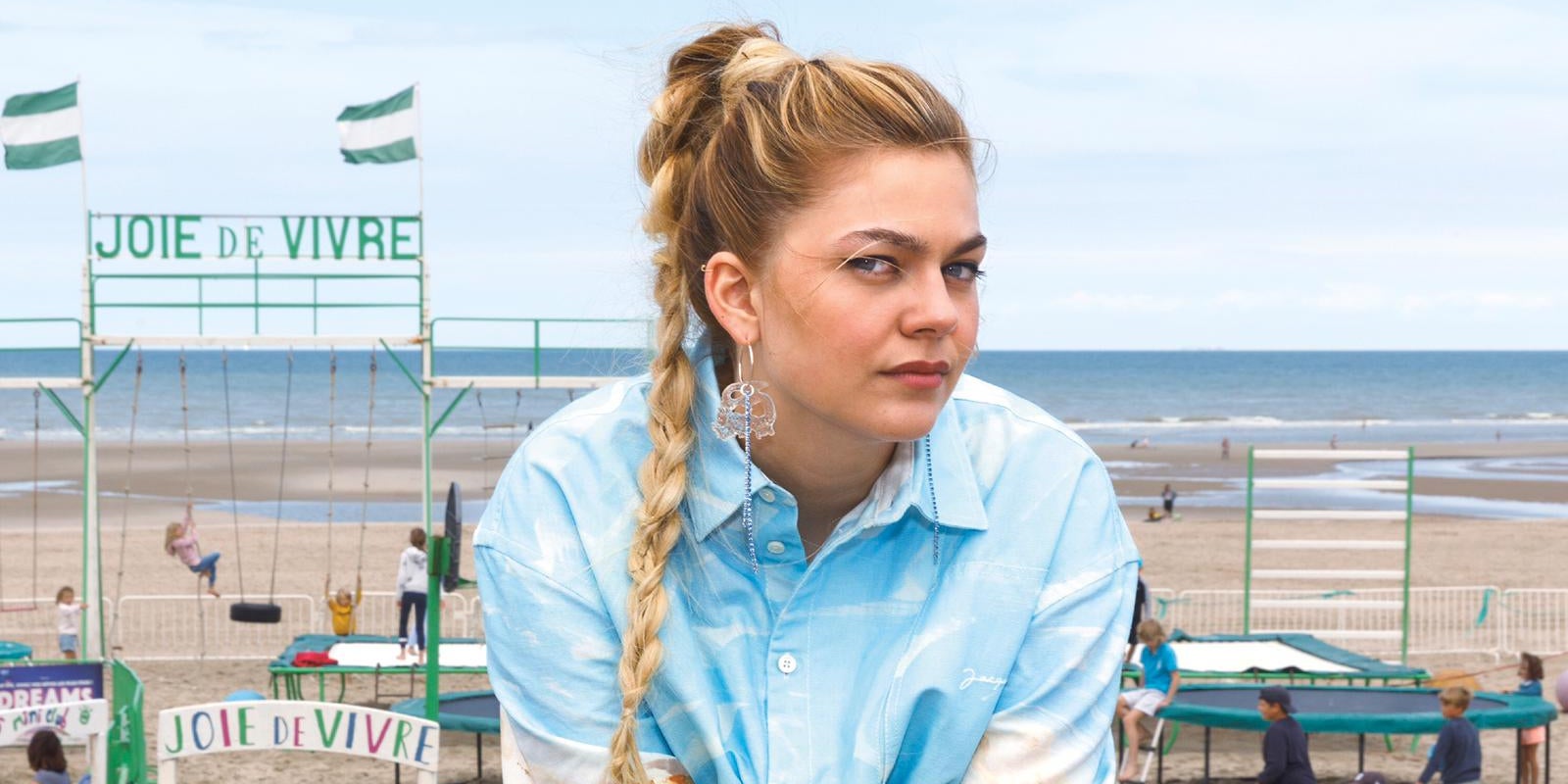 Louane pose devant la plage du Touquet pour la pochette de son album Joie de Vivre