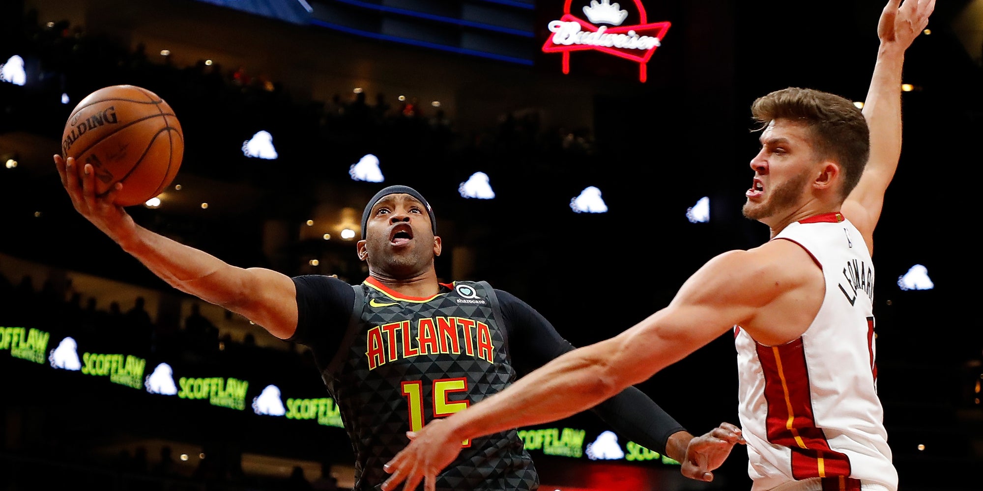 Vince Carter sous le maillot des Atlanta Hawks face à Meyers Leonard des Miami Heat lors d'un match à Atlanta, le 31 octobre 2019.