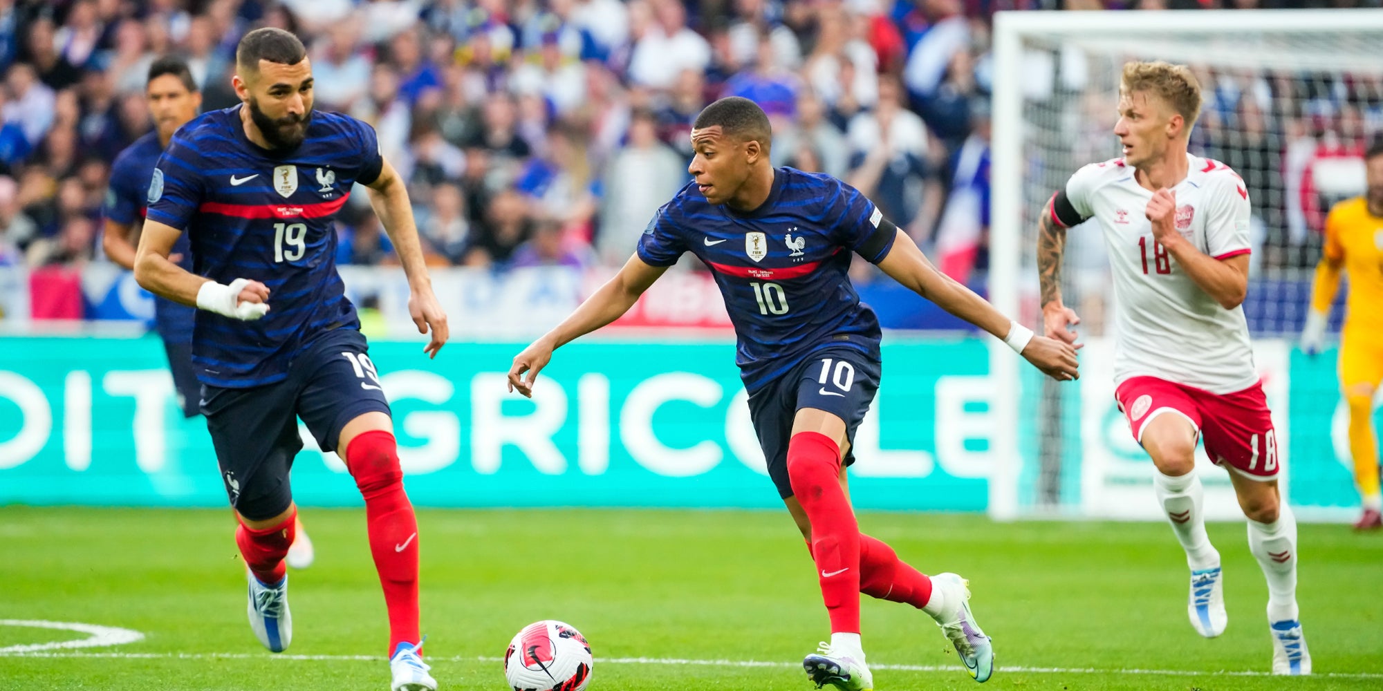 Les Bleus Karim Benzema et Kylian Mbappé lors d'un match contre le Danemark en Ligue des Nations, au Stade de France à Paris, le 3 juin 2022.
