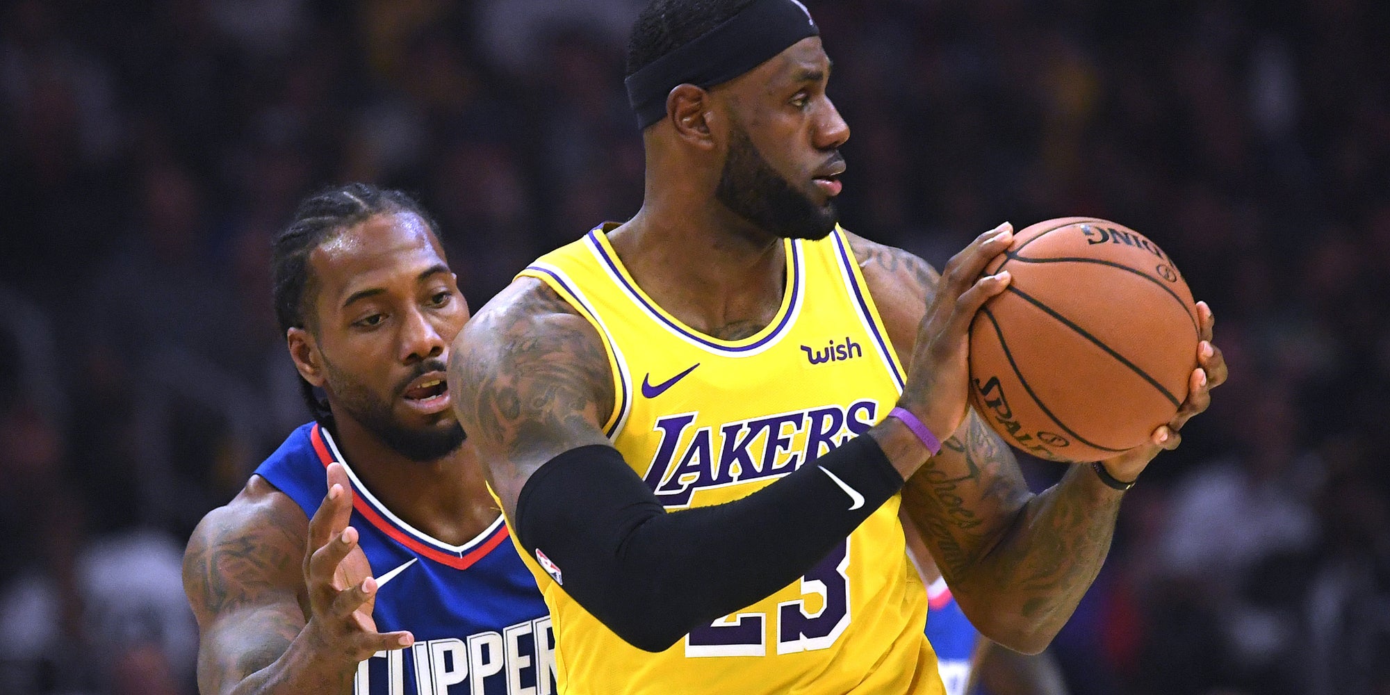 LeBron James a trouvé un adversaire de taille en la personne de Kawhi Leonard à Los Angeles, le 22 octobre 2019.