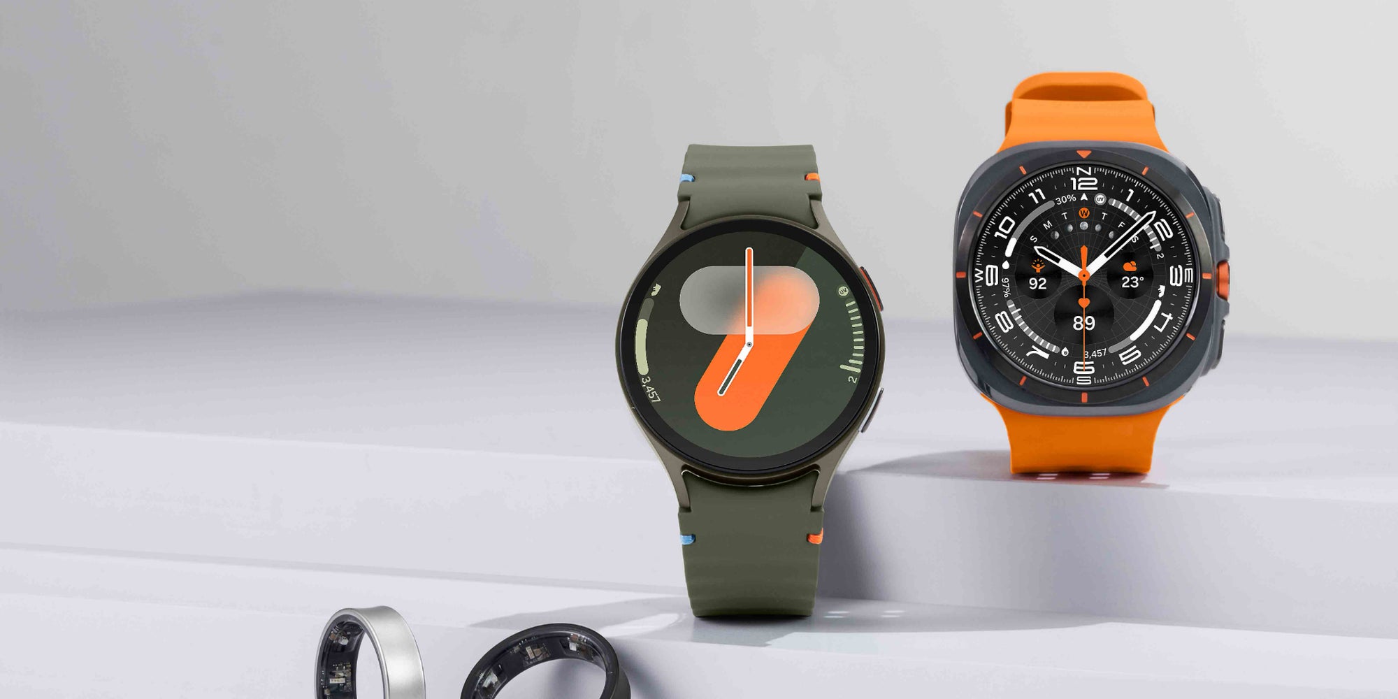 Voici la nouvelle Samsung Galaxy Watch7 (à gauche) et l'inédite Samsung Galaxy Watch Ultra (à droite).