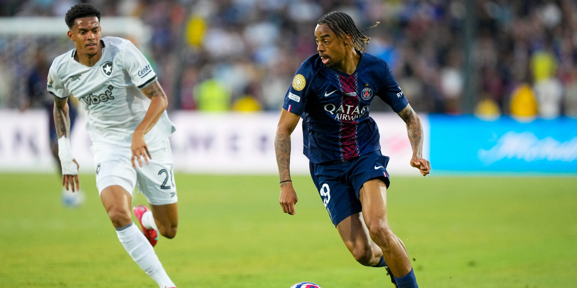 Bradley Barcola balle au pied lors de PSG - Botafogo, le 19 juin au Rose Bowl Stadium de Pasadena (Californie).